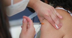 Rezagados de la vacunación entre 18 y 29 años se redujeron 66% en los últimos cuatro meses