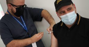 Mayores de 45 años deberán tener la dosis de refuerzo para conservar el Pase de Movilidad