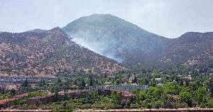 Bomberos combate incendio en ladera del cerro Manquehue en Vitacura