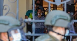 Comerciantes ambulantes se tomaron la Municipalidad de Santiago para exigir la entrega de permisos