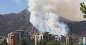 Declaran alerta roja en Vitacura por incendio en ladera del cerro Manquehue