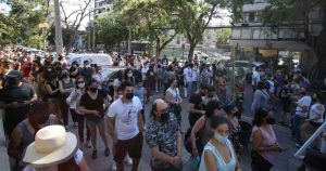 Comenzó el cierre de mesas en medio de largas filas en locales de votación