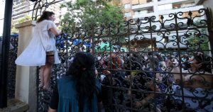 Colegio Manquehue cerró y reabrió sus puertas ante reclamo de electores que quedaron fuera