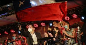 El giro de Boric: cambia discurso y toma colores patriotas para su campaña