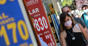 Boric, cuarto retiro y variante ómicron empujan alza del dólar y caída en la bolsa