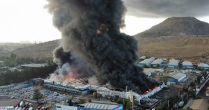 Suspenden clases en Quilicura, Renca, Conchalí e Independencia por incendio en fábrica