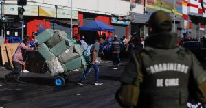 Carabineros retiró toldos de comerciantes ambulantes en el barrio Meiggs