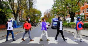 Desde Abbey Road: seguidores de Boric hacen campaña desde Londres