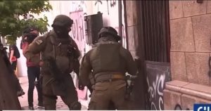 Justicia declara inadmisible querella contra Carabineros por allanamiento a Comunes