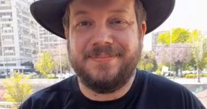 Kaiser recupera el habla con nuevo video sobre dichos contra las mujeres