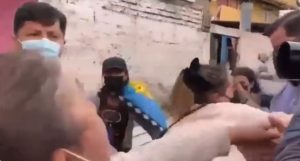 VIDEO - El momento en que asesora de Kast es empujada en Lo Espejo