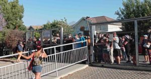 Denuncian cierres de locales de votación con electores haciendo fila