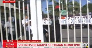 Toma en Municipalidad de Maipú: acusan que Vodanovic no cumplió acuerdo anterior con Barriga