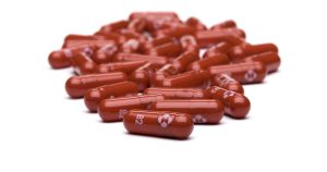 Reino Unido aprueba el primer antiviral contra el COVID-19