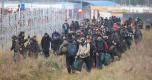 Policía polaca lanza granadas aturdidoras para detener a migrantes en la frontera