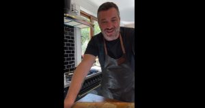 VIDEO - Sichel esperó los resultados del PCR cocinando hamburguesas en su casa