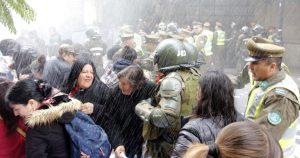 El violento episodio protagonizado por Doris González y Ukamau en el Serviu