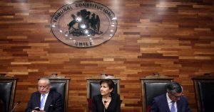 Constituyentes ingresan propuesta de norma para eliminar el Tribunal Constitucional