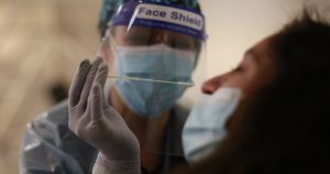 COVID-19: Minsal reportó 1.813 casos nuevos y positividad que se mantiene sobre el 2%