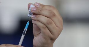 Científicos sudafricanos afirman que las vacunas evitan enfermedad grave con la variante ómicron