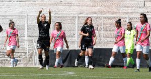 Futbol femenino profesional: ley obligará a clubes a contratar a jugadoras