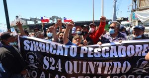 Pescadores de Quintero se toman bahía y bloquean llegada de buques