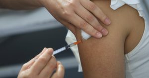 Nueva York impone la vacunación obligatoria a empleados del sector privado