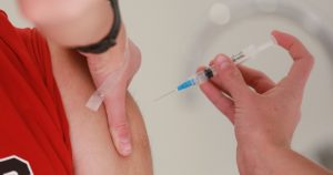 Trabajadores de la salud reciben cuarta dosis de vacuna contra el COVID-19 en Israel