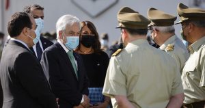 Piñera firma proyecto que extiende carrera profesional de Carabineros