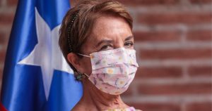 Ministra Hutt responsabiliza a automovilistas y cortes de calles por demoras en transporte público