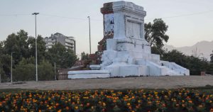 Adherentes de Kast instalan flores y pasto en la mitad de Plaza Baquedano