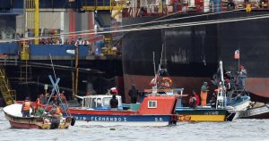 ENAP alerta eventual desabastecimiento de productos por toma de pescadores en Quintero