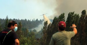 Onemi ordena evacuación de sector de Quillón por avance de incendio forestal