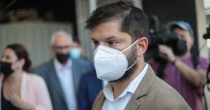 Gabriel Boric asiste a velorio de Roberto Garretón y destaca su compromiso con los DD.HH.