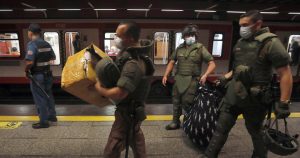 Carabineros desalojó a vendedores ambulantes en operativo en Metro Estación Central
