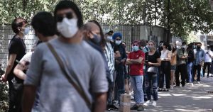 Paris lamentó filas en los vacunatorios y aseguró que el sistema está preparado para la alta demanda