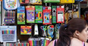 Diputados piden exención transitoria del IVA para compra de uniformes y útiles escolares