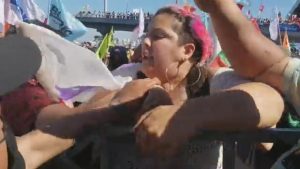 VIDEO - Boric recibe escupitajo de manifestante durante visita a Talcahuano