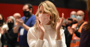 “Deberían aprender la lección de Chile”: vicepresidenta de España critica a vocera de Vox