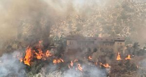 Alerta roja por incendio en San José de Maipo: hay 13 viviendas afectadas y evacuan el hospital