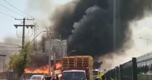 Bomberos combate incendio en sector industrial de Quilicura
