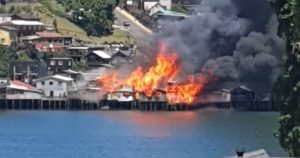 Chiloé: incendio afecta a palafitos en el centro de Castro