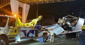 Viajaban hacinados: mueren 55 migrantes en accidente en México