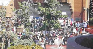 Manifestación antivacuna irrumpió en las dependencias de Canal 13
