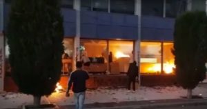 Queman edificio de diario en la patagonia argentina: periodistas estaban en el edificio