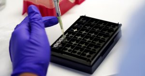 Investigan aparición de nueva variante de COVID-19 detectada en Francia