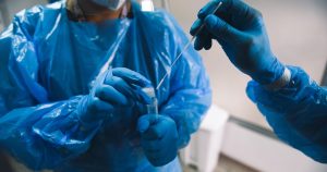 COVID-19: Minsal reportó 1.005 casos nuevos y alza de la positividad al 4% en la Región Metropolitana