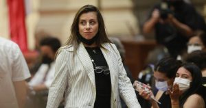 Ministro Paris criticó a Teresa Marinovic por no usar mascarilla en la Convención: 