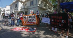 Familiares de presos del estallido social protestaron en “La Moneda chica” para entregar carta a Boric