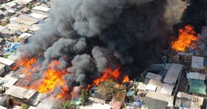 Incendio consume al menos 30 viviendas en campamento de Iquique